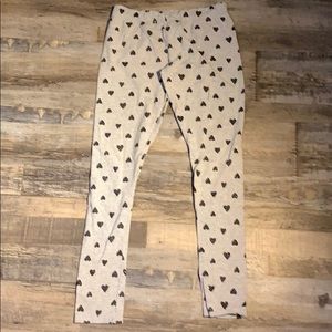 Gray leggings with hearts all over them🖤🤍🖤